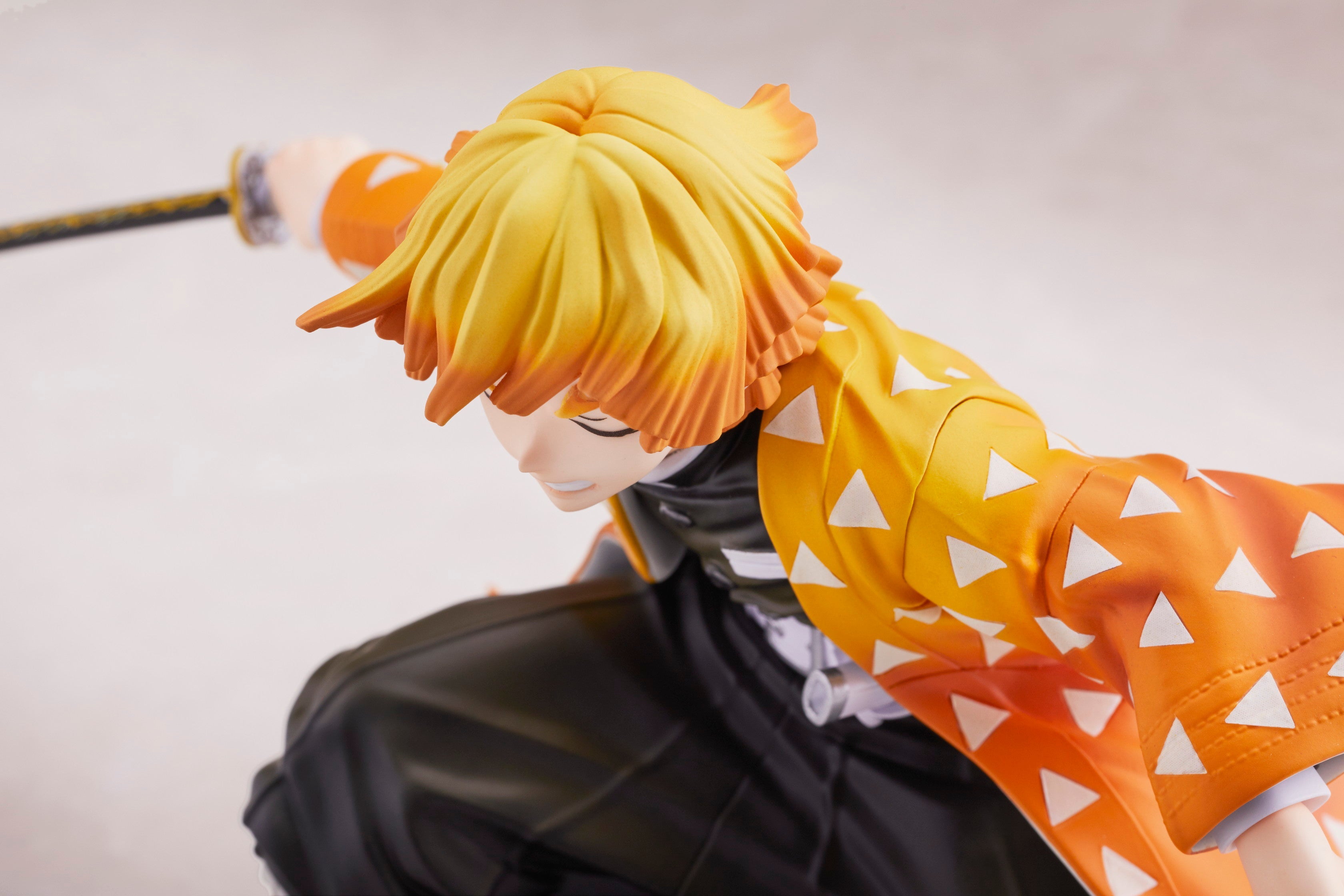 Aniplex: Demon Slayer: Kimetsu no Yaiba - Zenitsu Agatsuma 1/8 Scale Figure