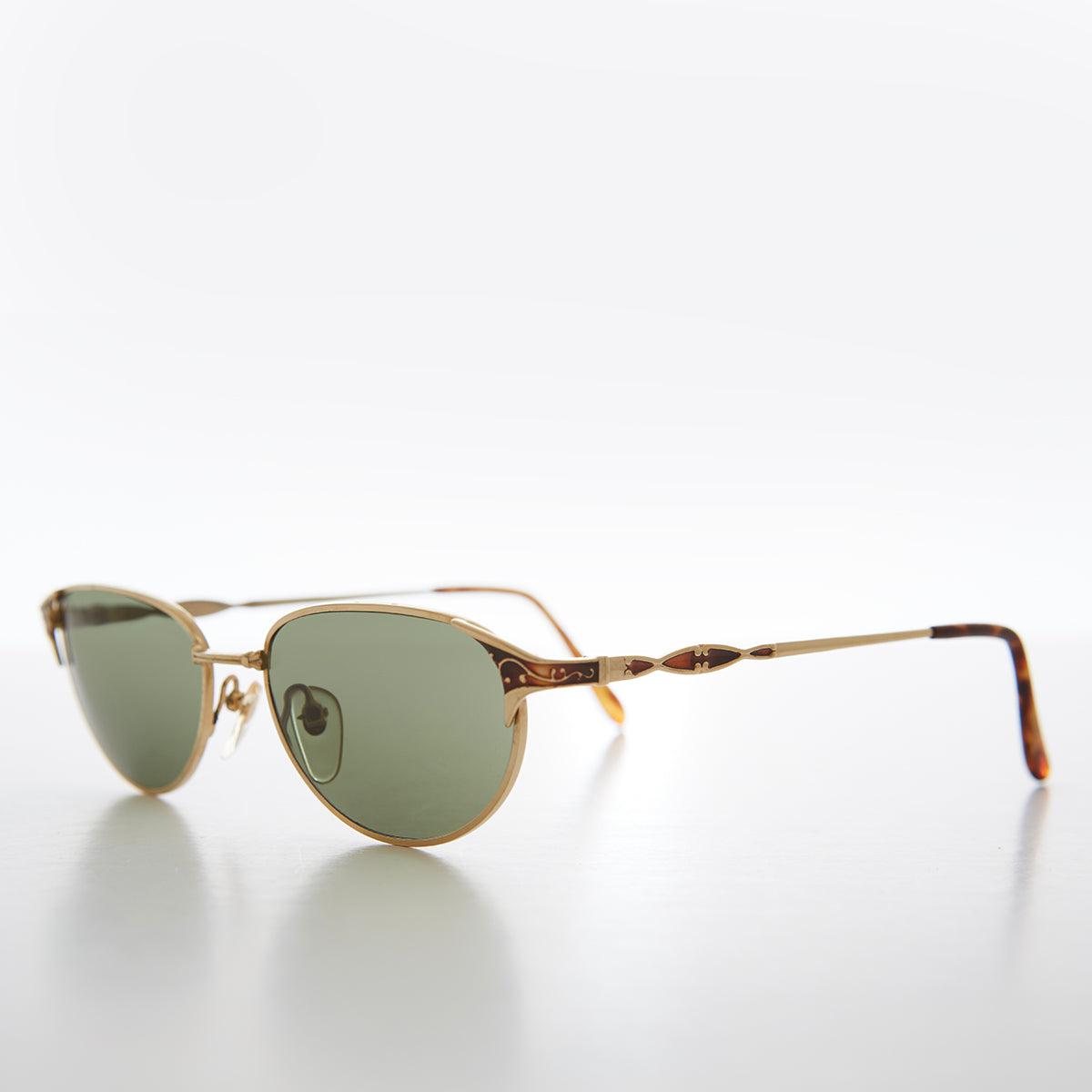 Elegant 90s Gold Sunglasses - Puck