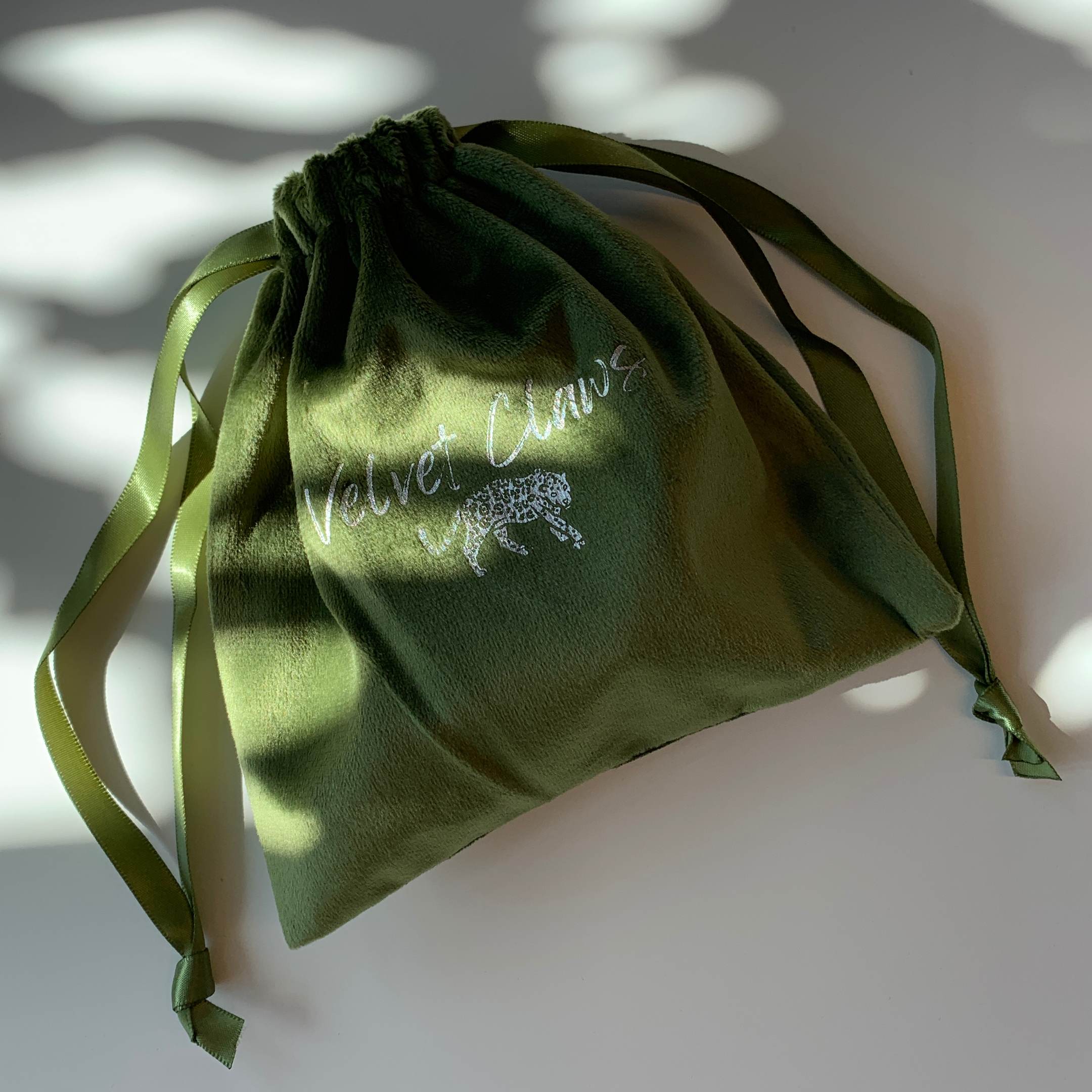 Velvet Claws The Bean Hair Claw in Avocado | Claw Clip in Velvet Travel Bag